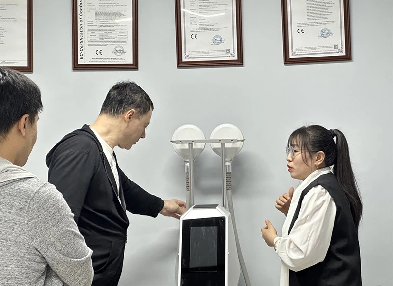 American-customer-come-to-communicate American-customer-come-to-communicate