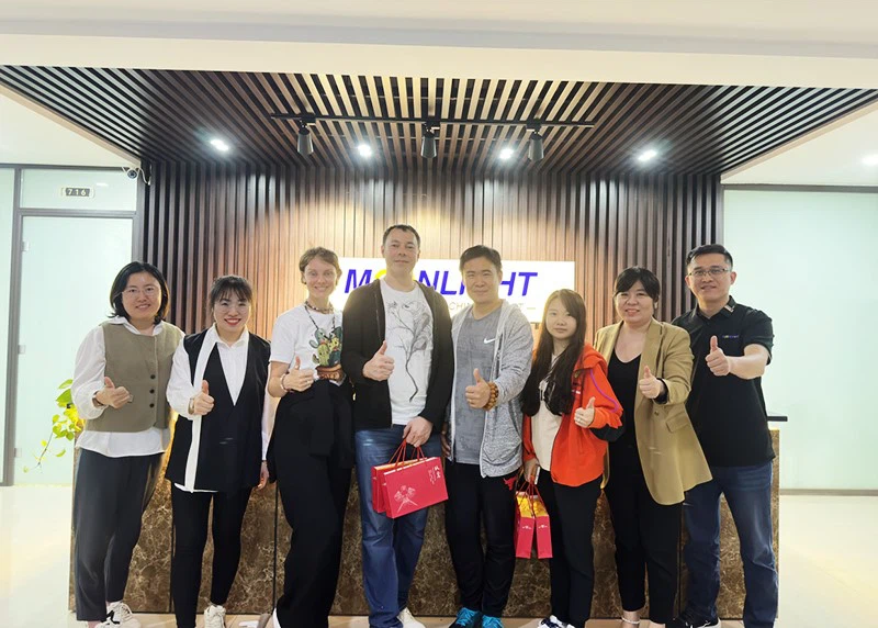 American-customers-come-to-communicate American-customers-come-to-communicate